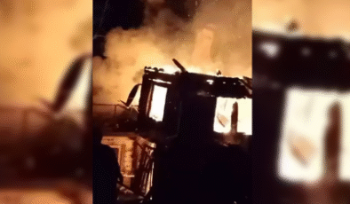 2 katlı ahşap ev alev alev yandı…