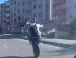 Tek teker üzerinde ilerleyip, hız yaptı; o anlar kamerada…