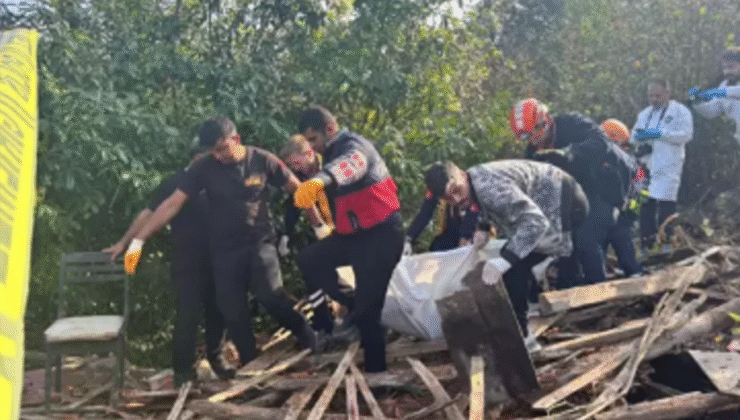 Ahşap ev yıkıldı; altında kalan sahibi…