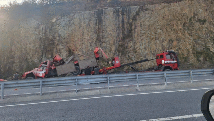 Kamyon şarampole yuvarlandı… Yaralı var…