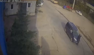 Yaşlı adama çarptı… O anlar kameraya yansıdı…