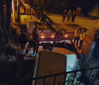 Önce araçlara çarptı… Sonra bahçeye uçtu…