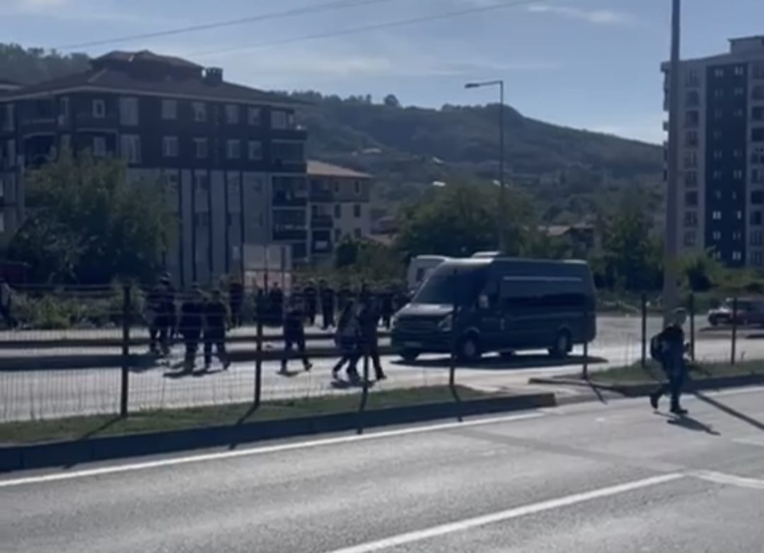 Öğrencilerin tehlikeli geçişleri kamerada…