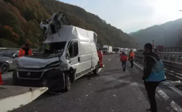 Minibüs, otoyolda TIR ile yolcu otobüsüne çarptı